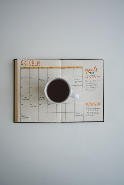 10月日历在白色的咖啡杯
